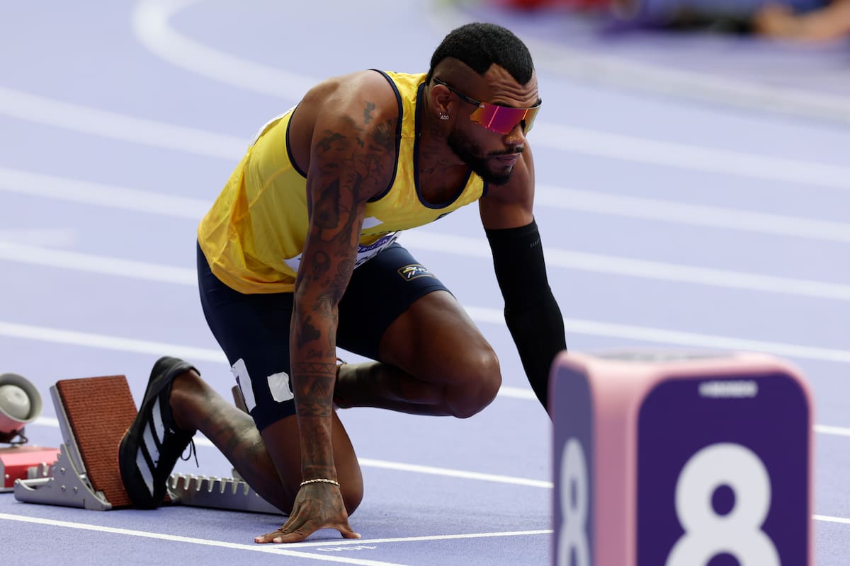 PARÍS, 04/08/2024.- El atleta colombiano Anthony Zambrano en la primera ronda de los 400m masculino en los Juegos Olímpicos de París 2024 en el Estadio de Francia, este domingo, en la capital gala. EFE/ Julio Muñóz
