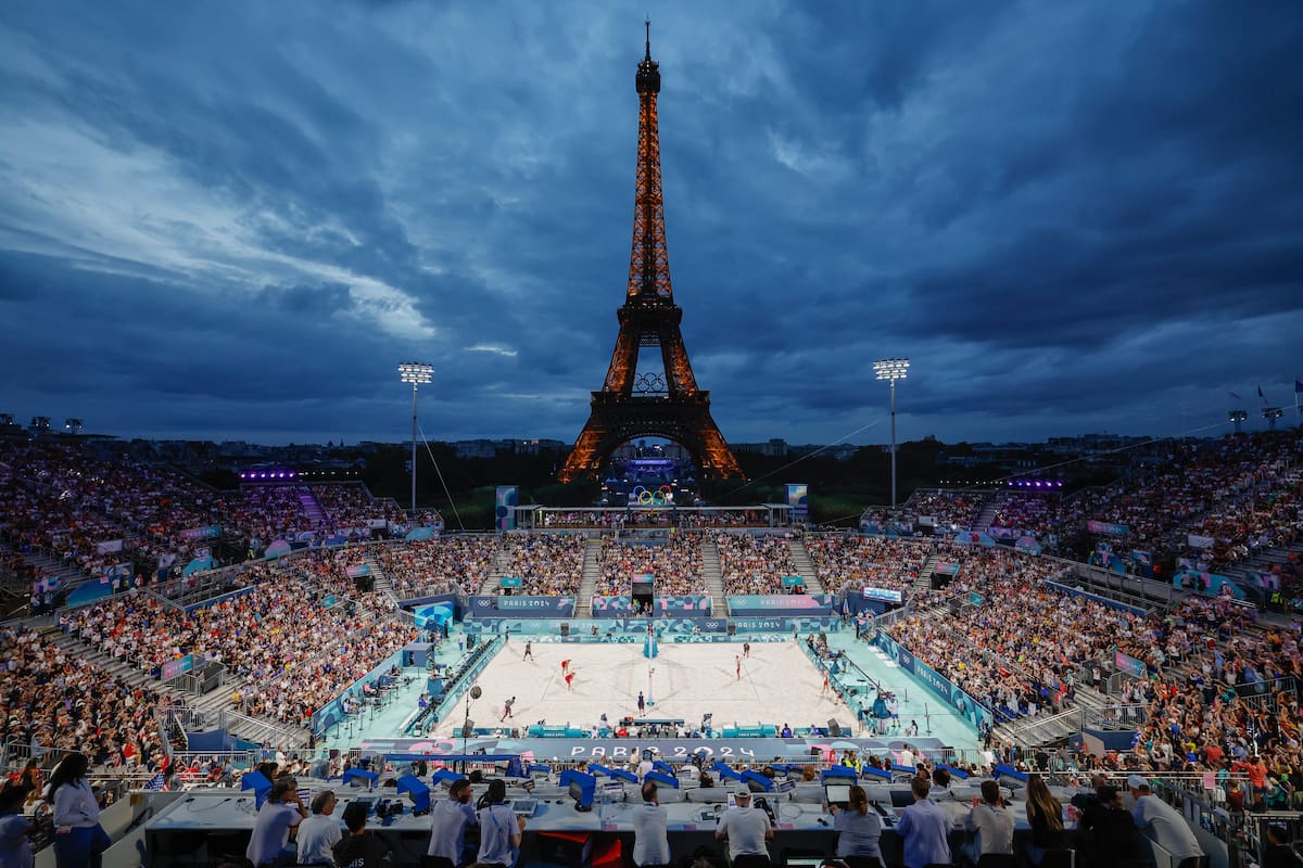 Fotografía general del terreno de juego con la Torre Eiffel de fondo durante el partido de cuartos de final de voley playa masculino, entre España y Noruega, de los Juegos Olímpicos de París 2024 este miércoles, en la capital gala.