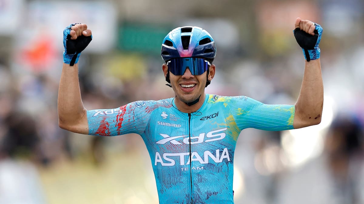 APT (France), 13/03/2026.- Harold Tejada of XDS Astana Team celebrates his win as he crosses the finish line during the 6th stage of the Paris-Nice cycling race over 179.3km from Barbentane to Apt, France, 13 March 2026. (Ciclismo, Francia) EFE/EPA/SEBASTIEN NOGIER