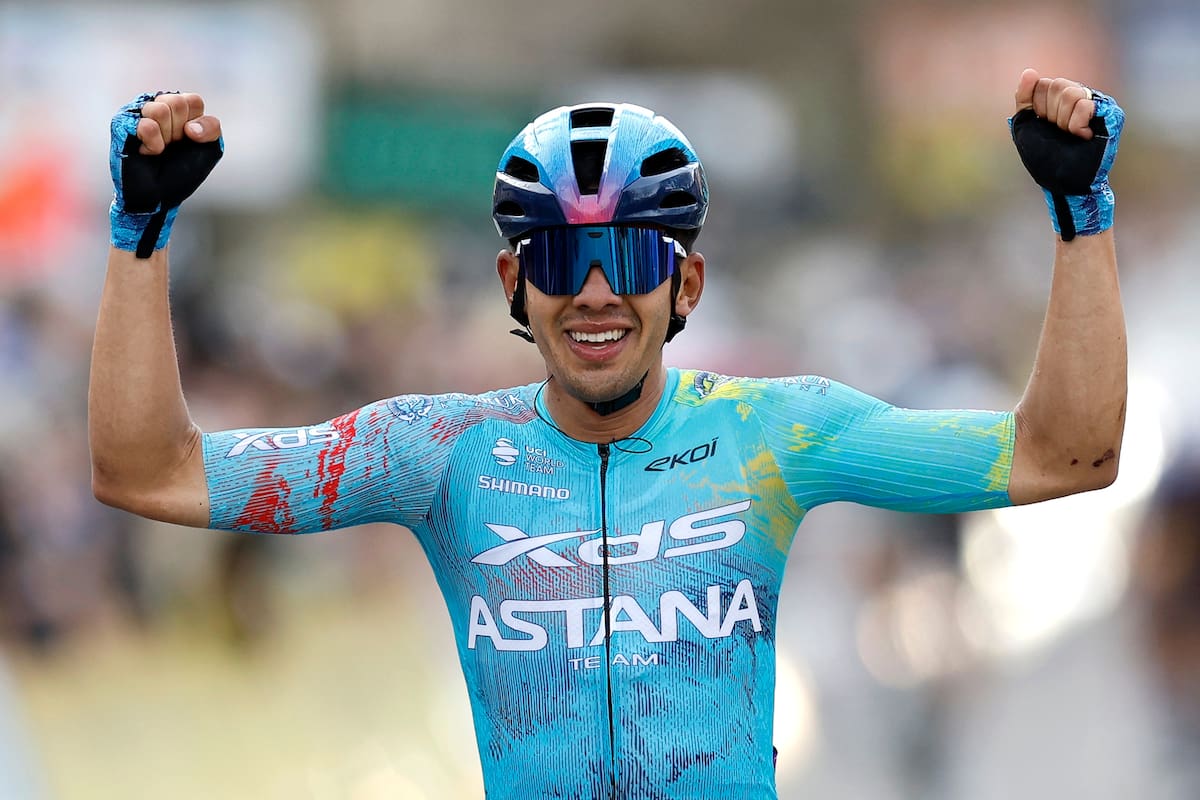APT (France), 13/03/2026.- Harold Tejada of XDS Astana Team celebrates his win as he crosses the finish line during the 6th stage of the Paris-Nice cycling race over 179.3km from Barbentane to Apt, France, 13 March 2026. (Ciclismo, Francia) EFE/EPA/SEBASTIEN NOGIER