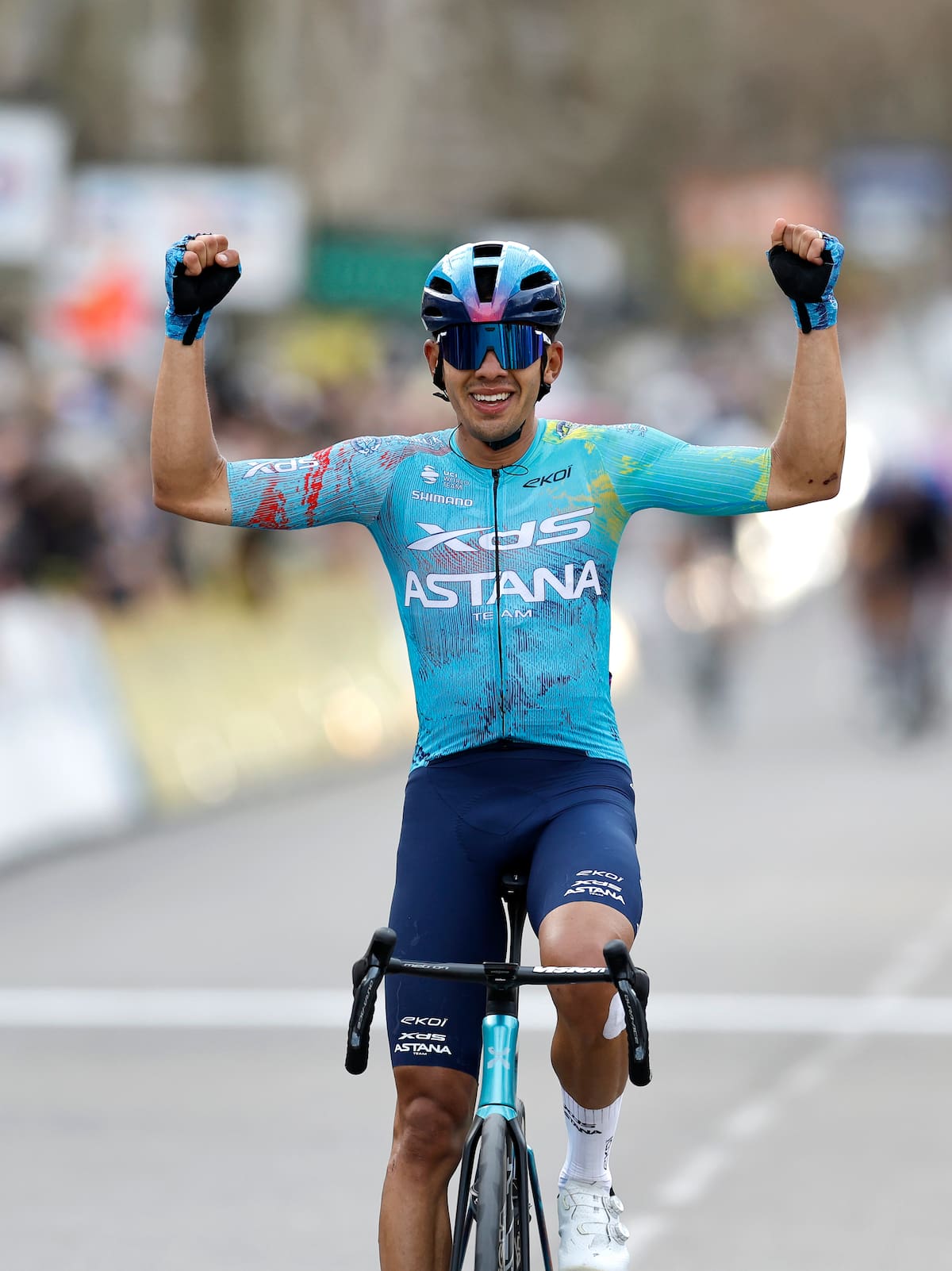 APT (France), 13/03/2026.- Harold Tejada of XDS Astana Team celebrates his win as he crosses the finish line during the 6th stage of the Paris-Nice cycling race over 179.3km from Barbentane to Apt, France, 13 March 2026. (Ciclismo, Francia) EFE/EPA/SEBASTIEN NOGIER