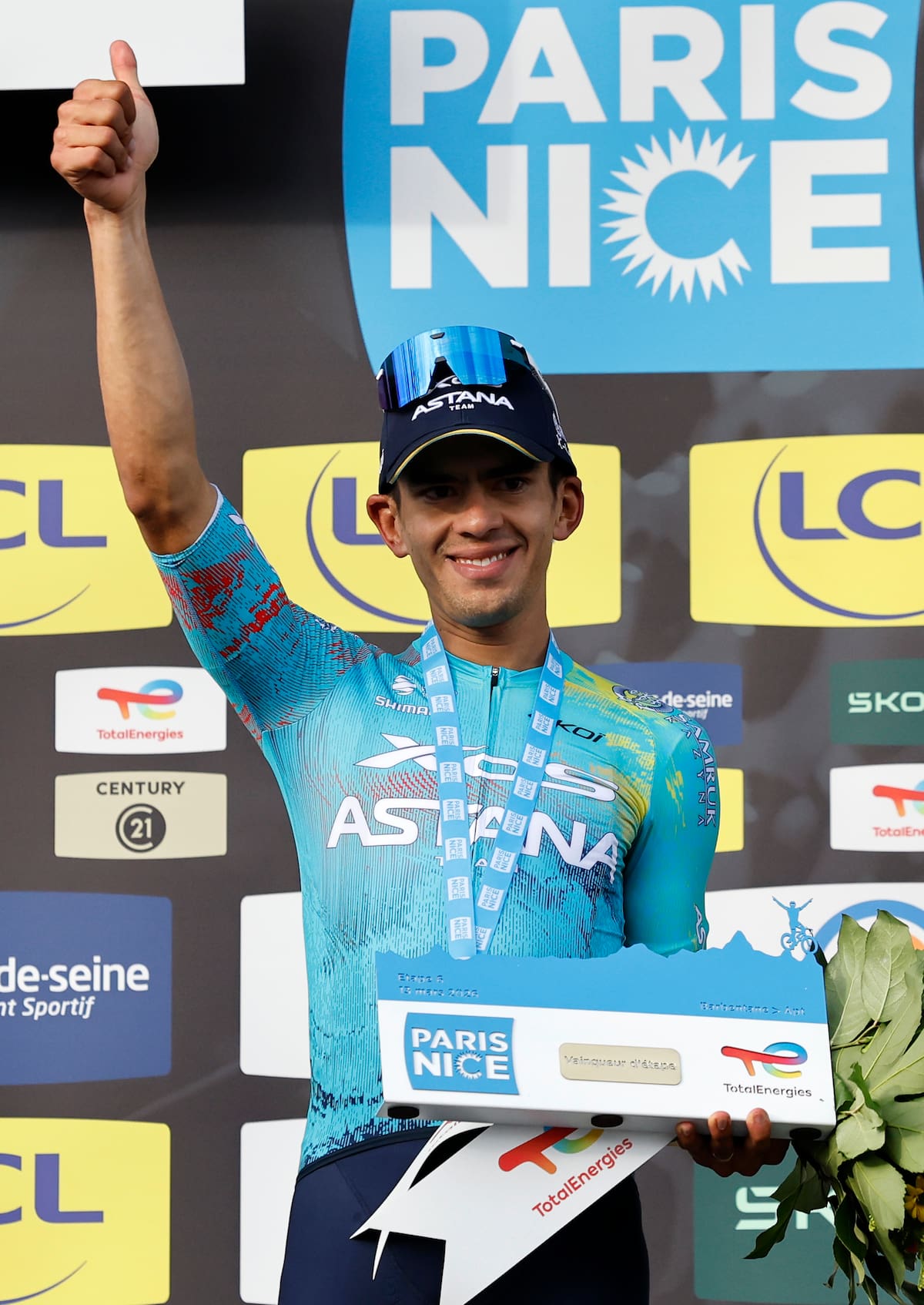 APT (France), 13/03/2026.- Harold Tejada of XDS Astana Team celebrates on the podium after winning the 6th stage of the Paris-Nice cycling race over 179.3km from Barbentane to Apt, France, 13 March 2026. (Ciclismo, Francia) EFE/EPA/SEBASTIEN NOGIER