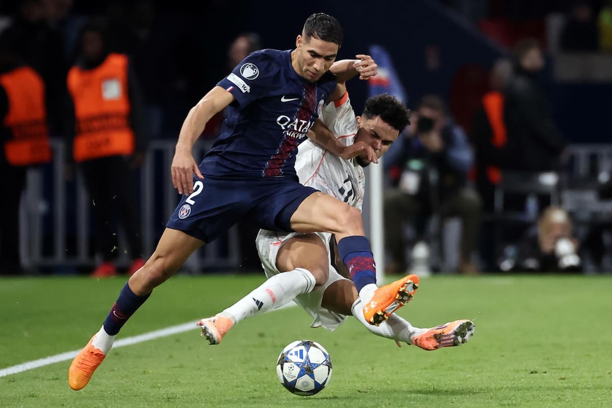Acharaf Hakimi of Paris Saint Germain (L) is fouled by Luis Diaz of Bayern Munich in action during the UEFA Champions League phase match between PSG and FC Bayern Munich in Paris, France, 04 November 2025. Diaz received a red card after VAR consultation. (Liga de Campeones, Francia) EFE/EPA/CHRISTOPHE PETIT TESSON