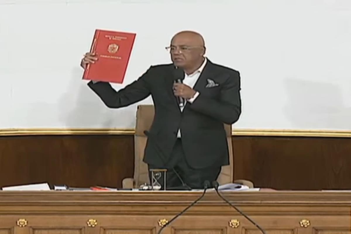 Captura de video de una transmisión del canal estatal Venezolana de Televisión (VTV) del presidente de la Asamblea Nacional Jorge Rodríguez durante la aprobación de la ley de amnistía este jueves, en Caracas (Venezuela). EFE/ VTV