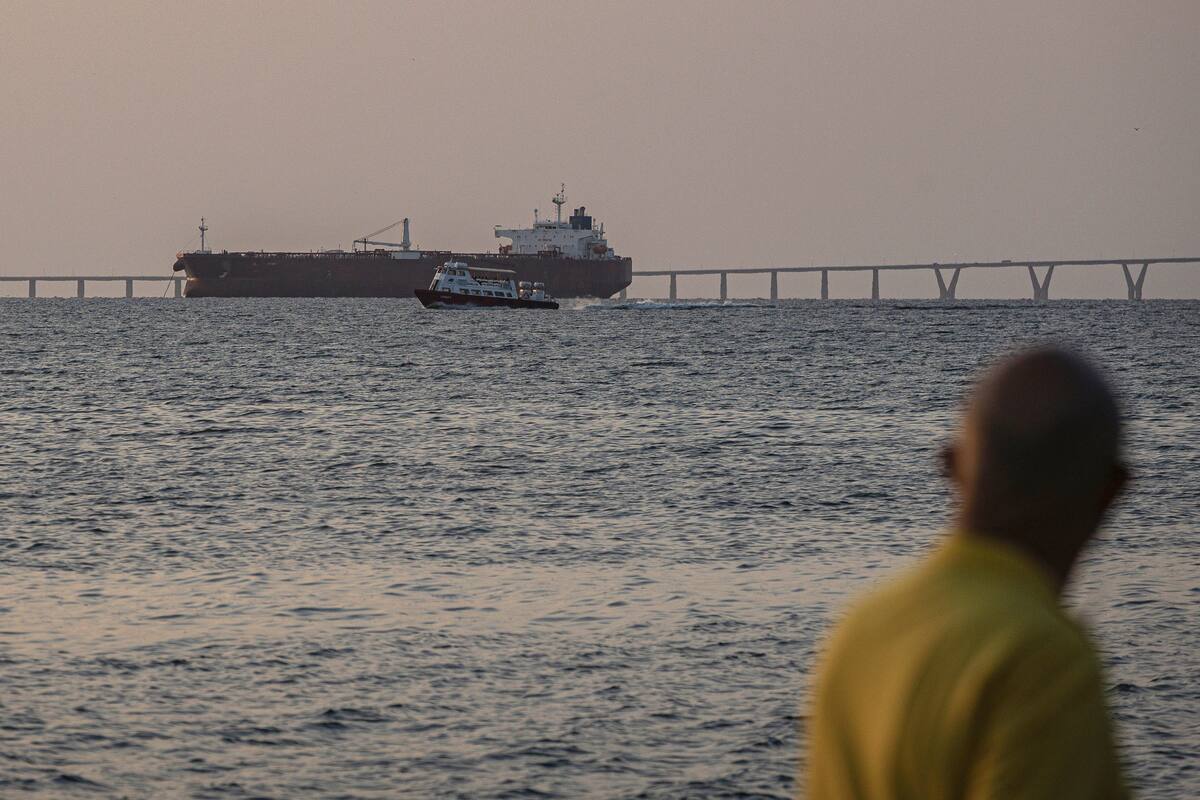 Fotografía de un buque petrolero desde el malecón del Lago de Maracaibo este miércoles, en Maracaibo (Venezuela). EFE/ Henry Chirinos