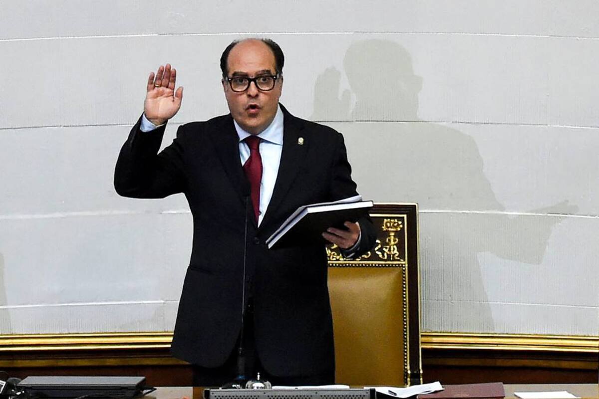 Julio Borges, juró como presidente del Legislativo, que por primera vez en 18 años de gobierno chavista está controlado por la oposición. (Foto: AFP/VANGUARDIA LIBERAL)