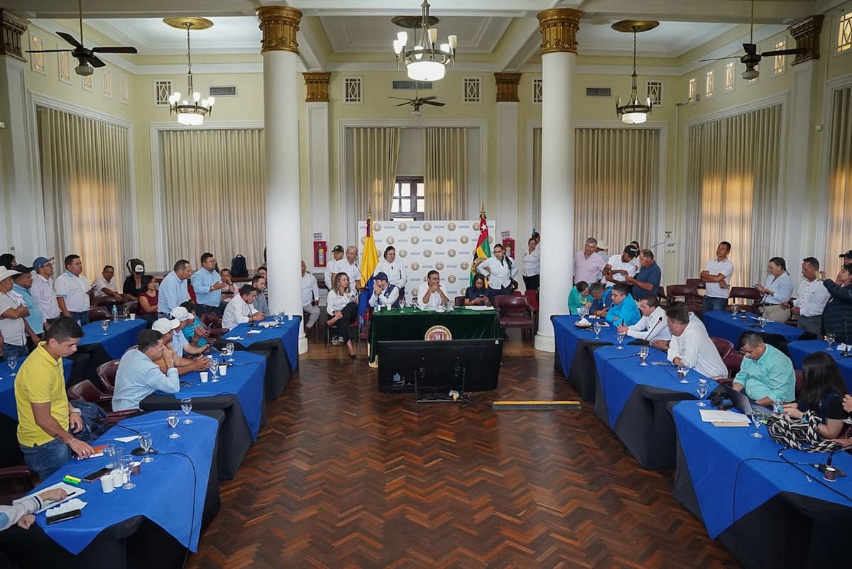 Alcaldes, voceros campesinos y funcionarios del IGAC participaron en la mesa técnica realizada en Bucaramanga.