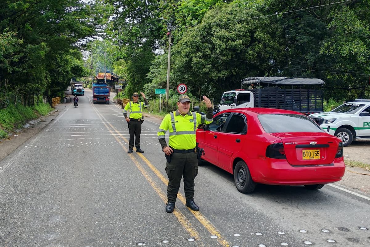 Vehículos retoman el paso por el sector de El Buey, en Piedecuesta, tras la firma de los acuerdos entre el Área Metropolitana de Bucaramanga y la comunidad rural que ponen fin al bloqueo por el incremento en los avalúos catastrales. Foto: Marco Valencia