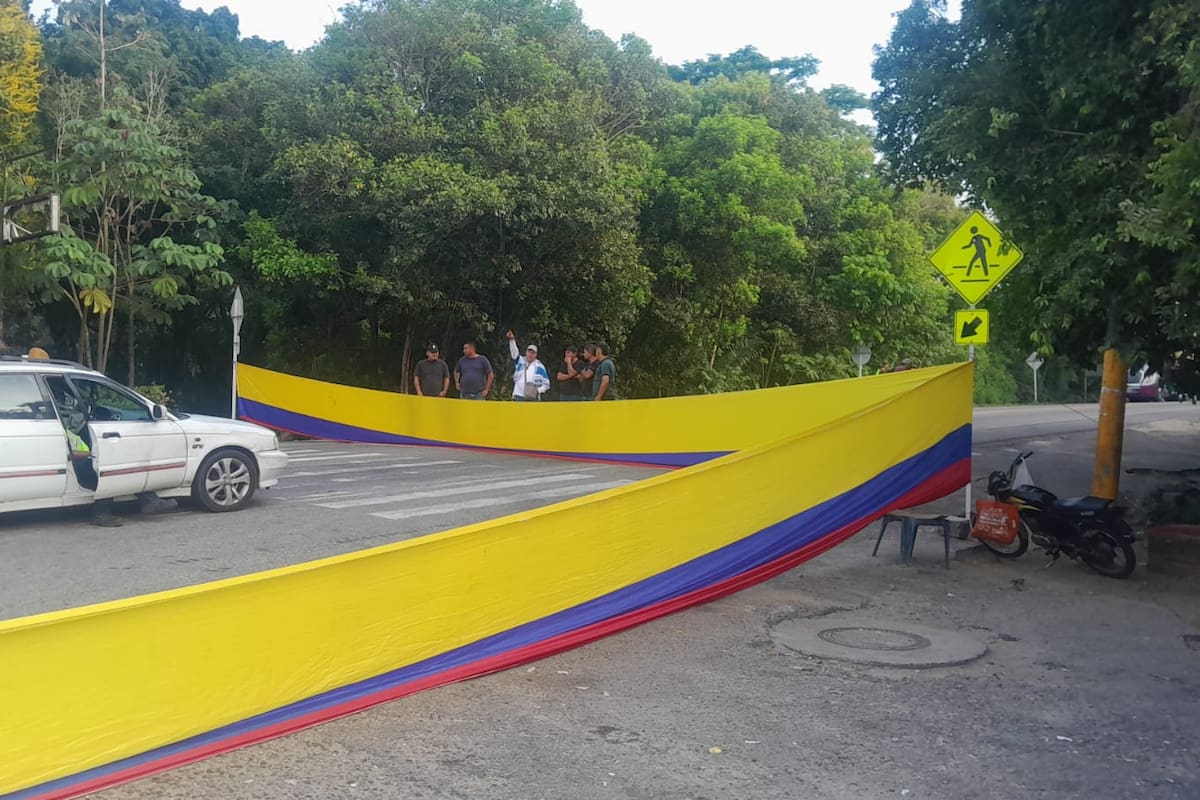 Bloqueo en Sabana de Torres por paro por Avalúo Catastral
