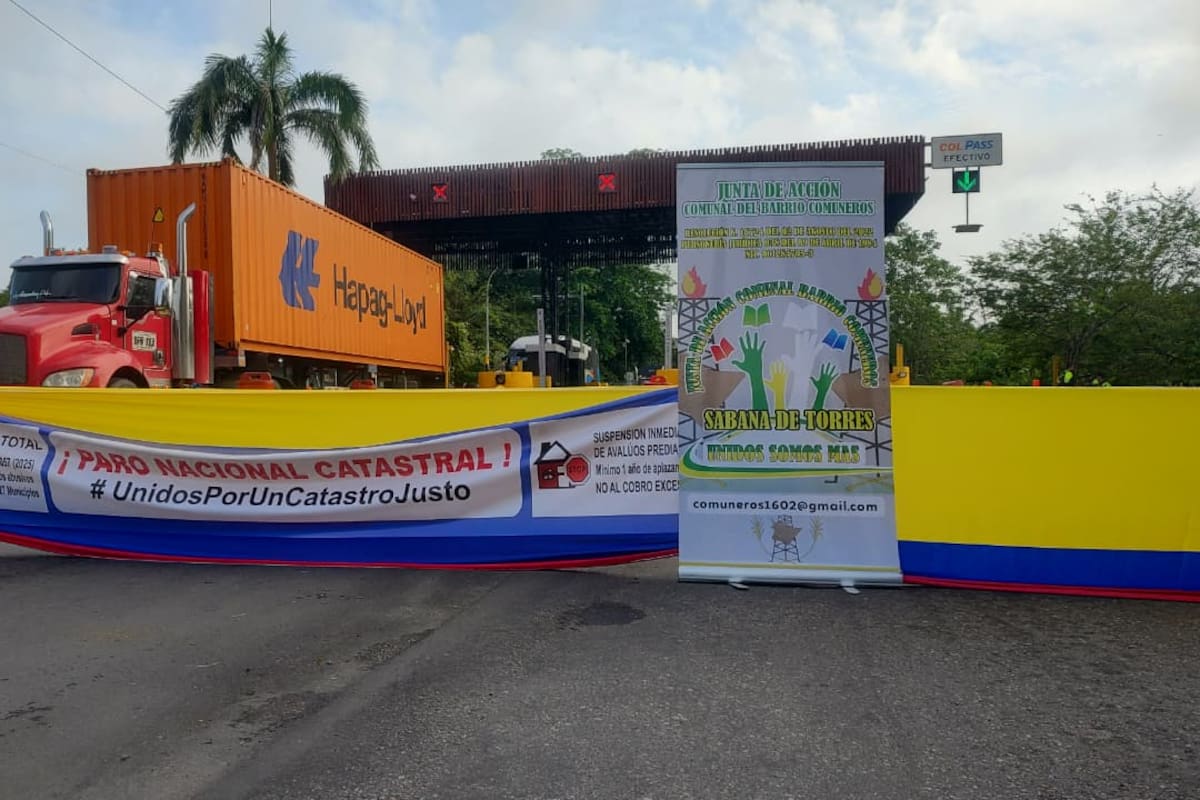 En Sabana de Torres manifestantes bloquearon el paso a la altura del peaje la Gómez, para unirse al Paro Nacional Catastral.
Suministrada/Vanguardia