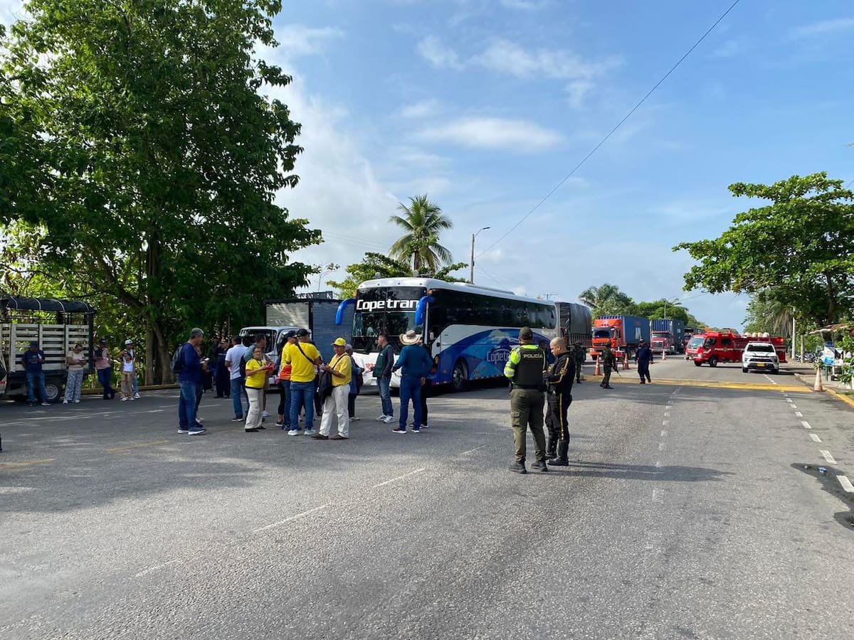En Sabana de Torres manifestantes bloquearon el paso a la altura del peaje la Gómez, para unirse al Paro Nacional Catastral.
Suministrada/Vanguardia