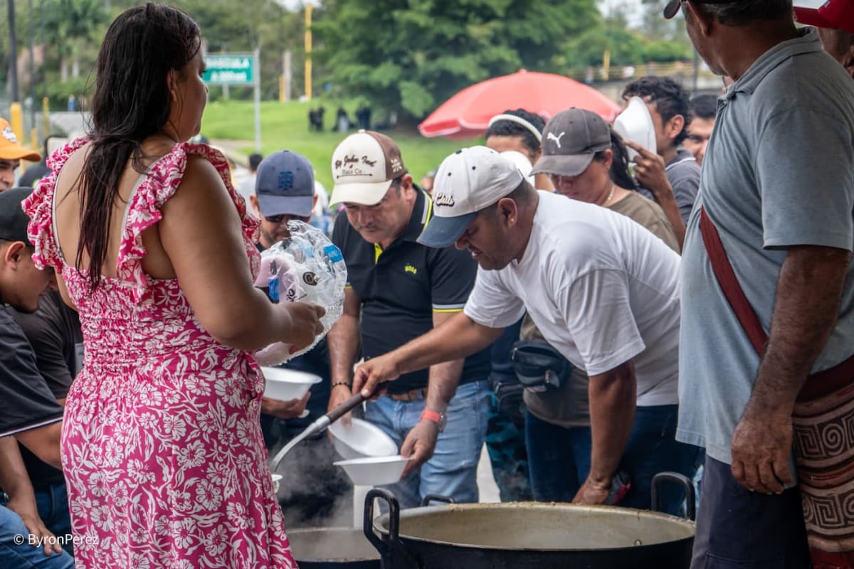 Campesinos de la vereda Puyana y sectores rurales de Lebrija completan dos días de bloqueo en la vía a Barrancabermeja por el alza en los avalúos catastrales.