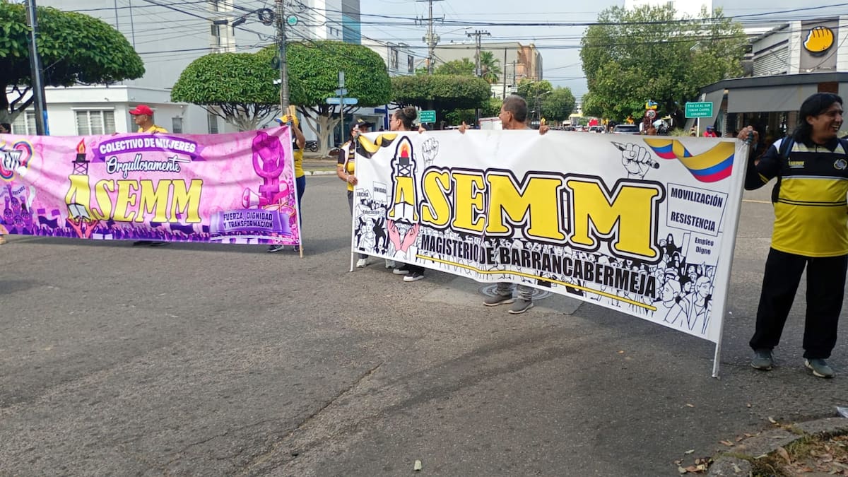 Docentes de Barrancabermeja marcharon por las calles del distrito para exigir mejoras en la atención en salud del magisterio.
Suministrada/Vanguardia