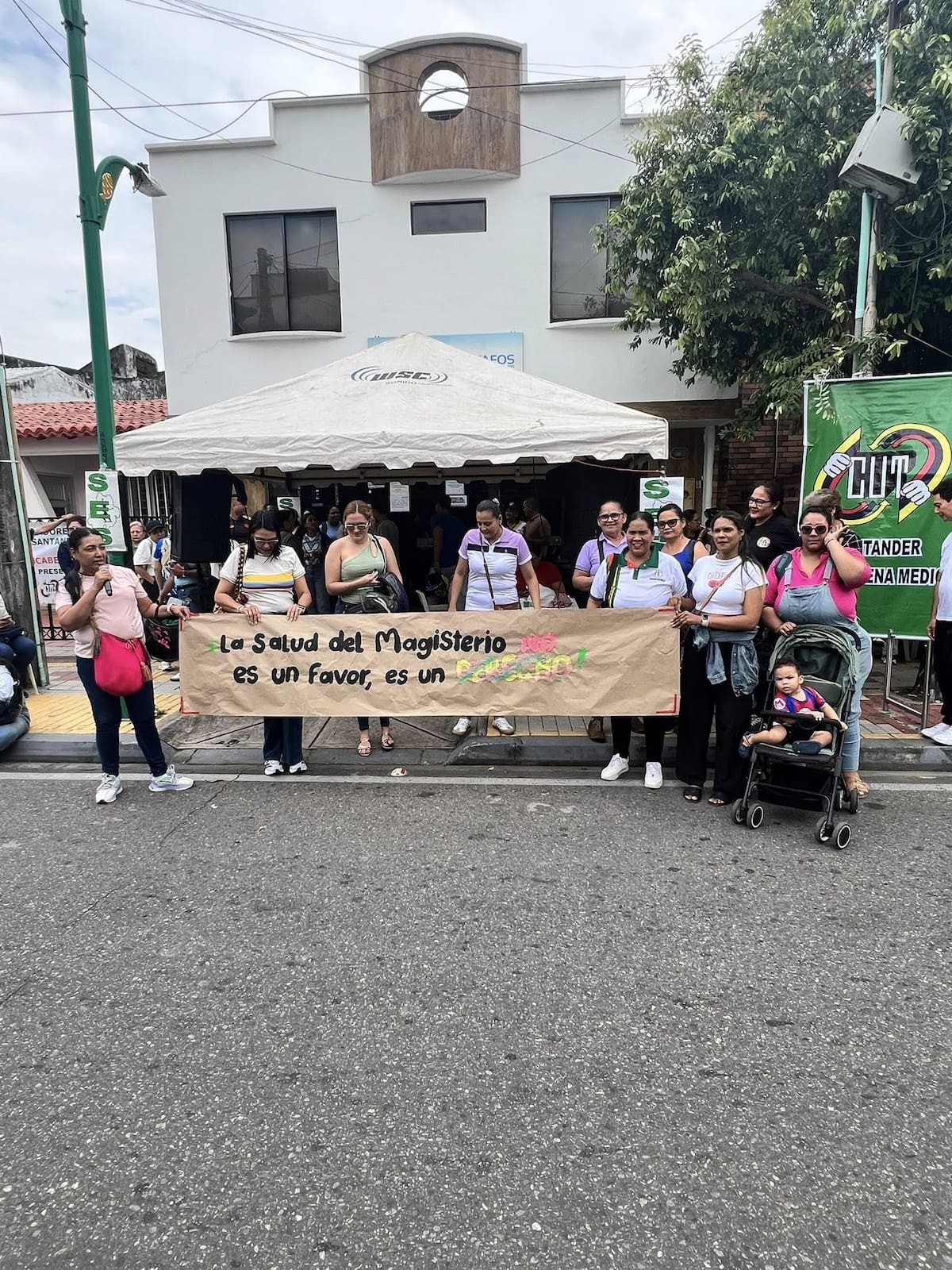 Docentes de Barrancabermeja marcharon por las calles del distrito para exigir mejoras en la atención en salud del magisterio.
Suministrada/Vanguardia