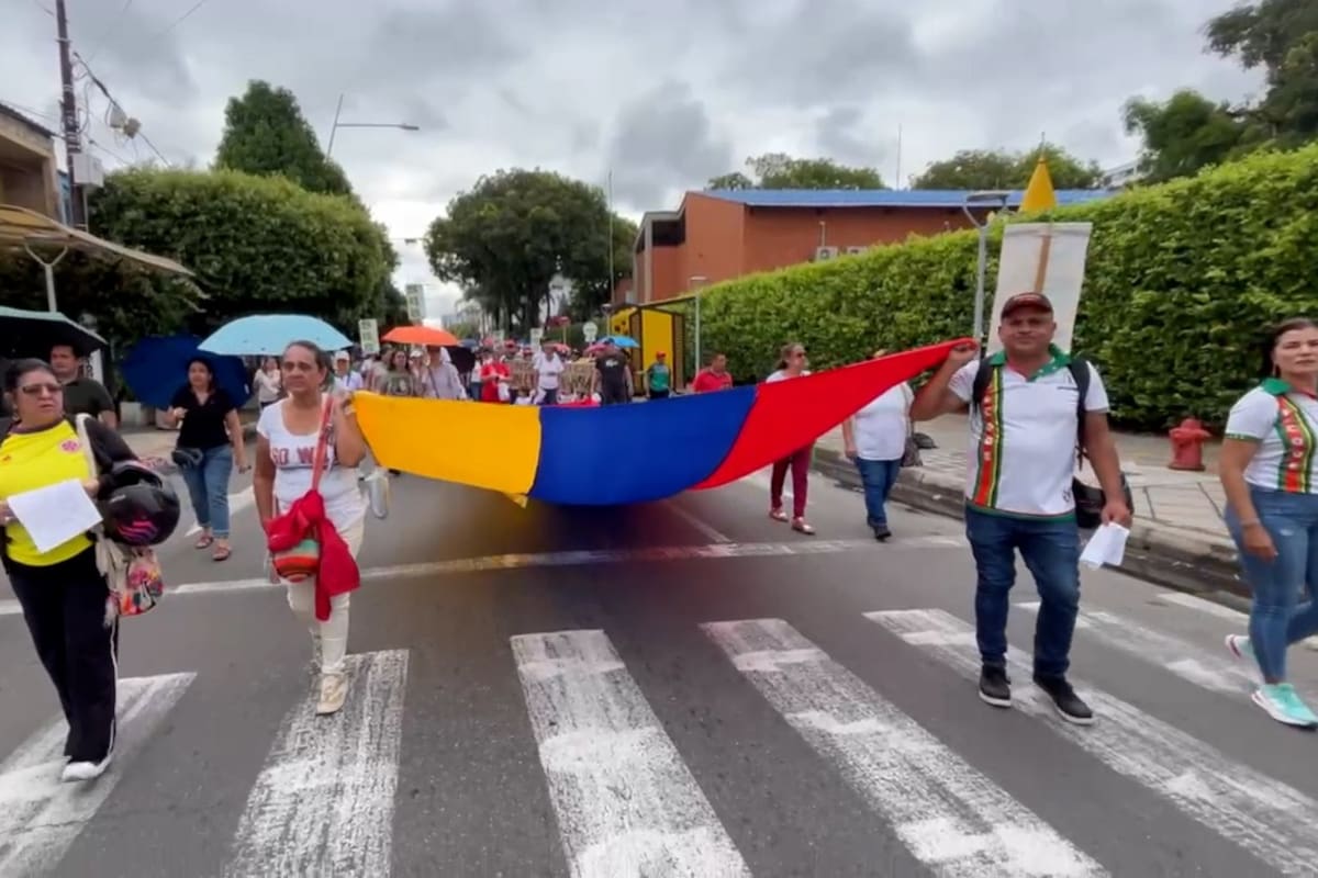 Docentes de Barrancabermeja marcharon por las principales calles del municipio durante el paro nacional de 24 horas, exigiendo soluciones a la crisis en la atención en salud del magisterio.
Suministrada/Vanguardia