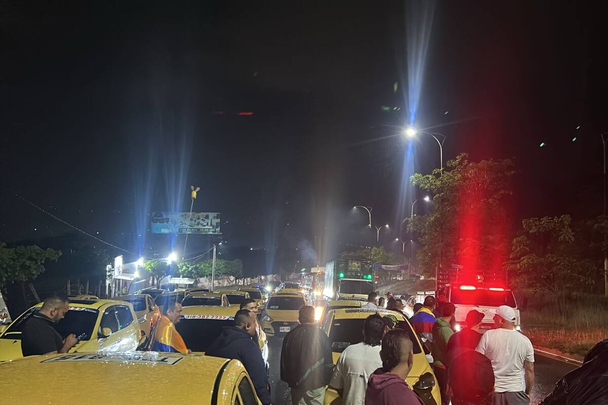 Taxistas protestan en acceso al aeropuerto Palonegro y generan fuerte congestión vehicular.
Foto: suministrada.
