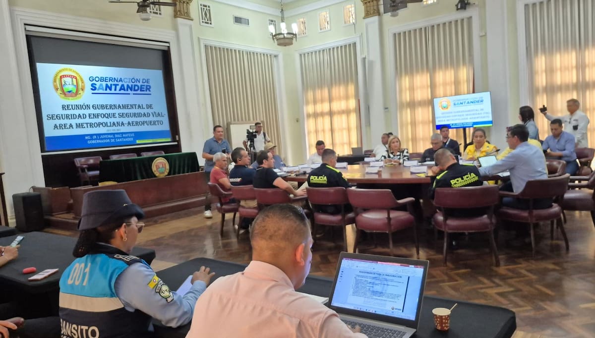 Representantes del gremio de taxistas, directivas del Concesionario Aeropuertos de Oriente y delegados de la Gobernación de Santander durante la mesa de conciliación instalada esta semana, en la que se acordó la suspensión del paro previsto para el jueves 28 y viernes 29 de mayo.