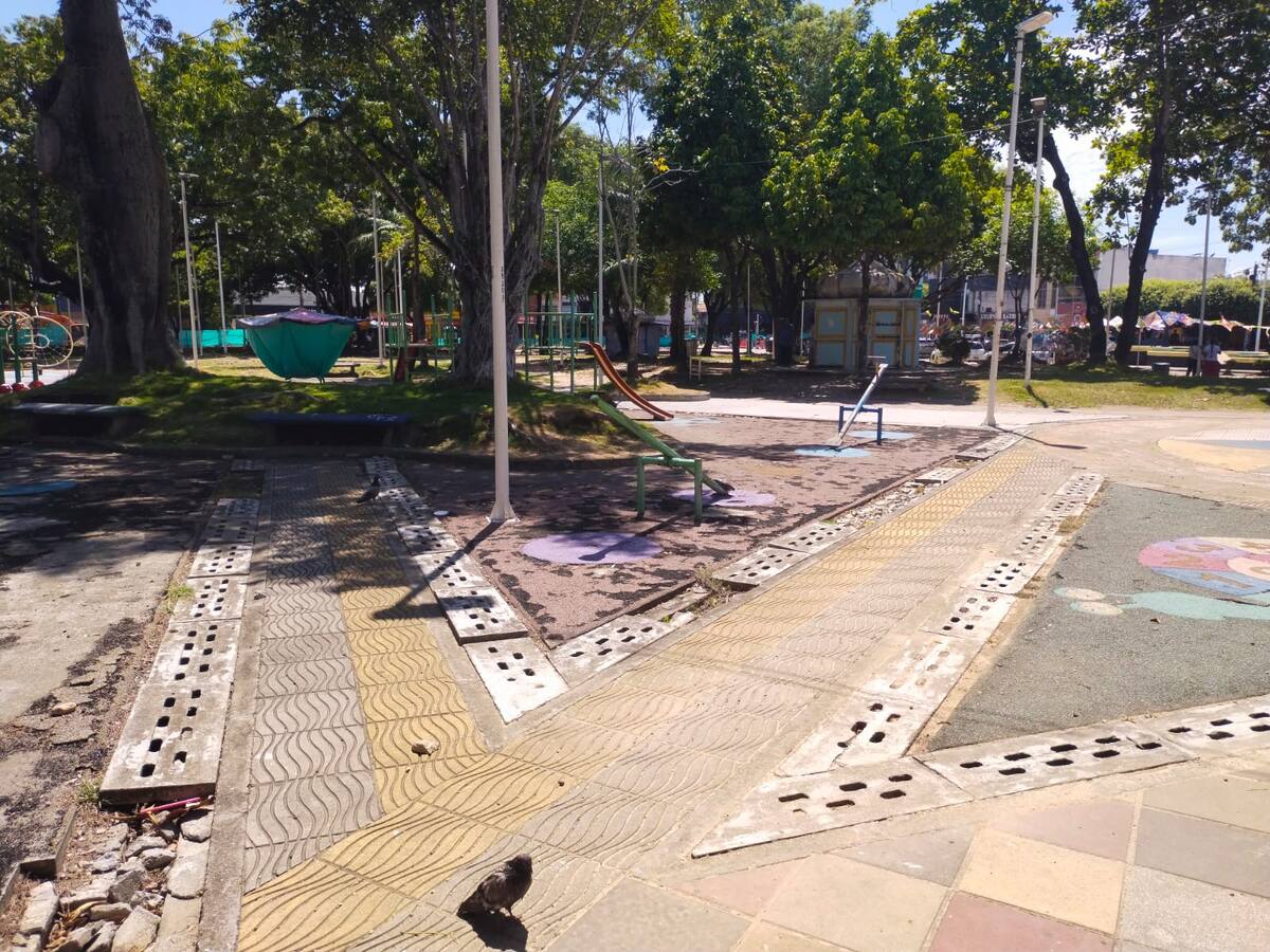Una adulta mayor sufrió una fractura luego de caer sobre una zona donde una losa se encontraba levantada. El hecho ocurrió en el Parque de la Vida de Barrancabermeja.
Lesly Cifuentes/Vanguardia