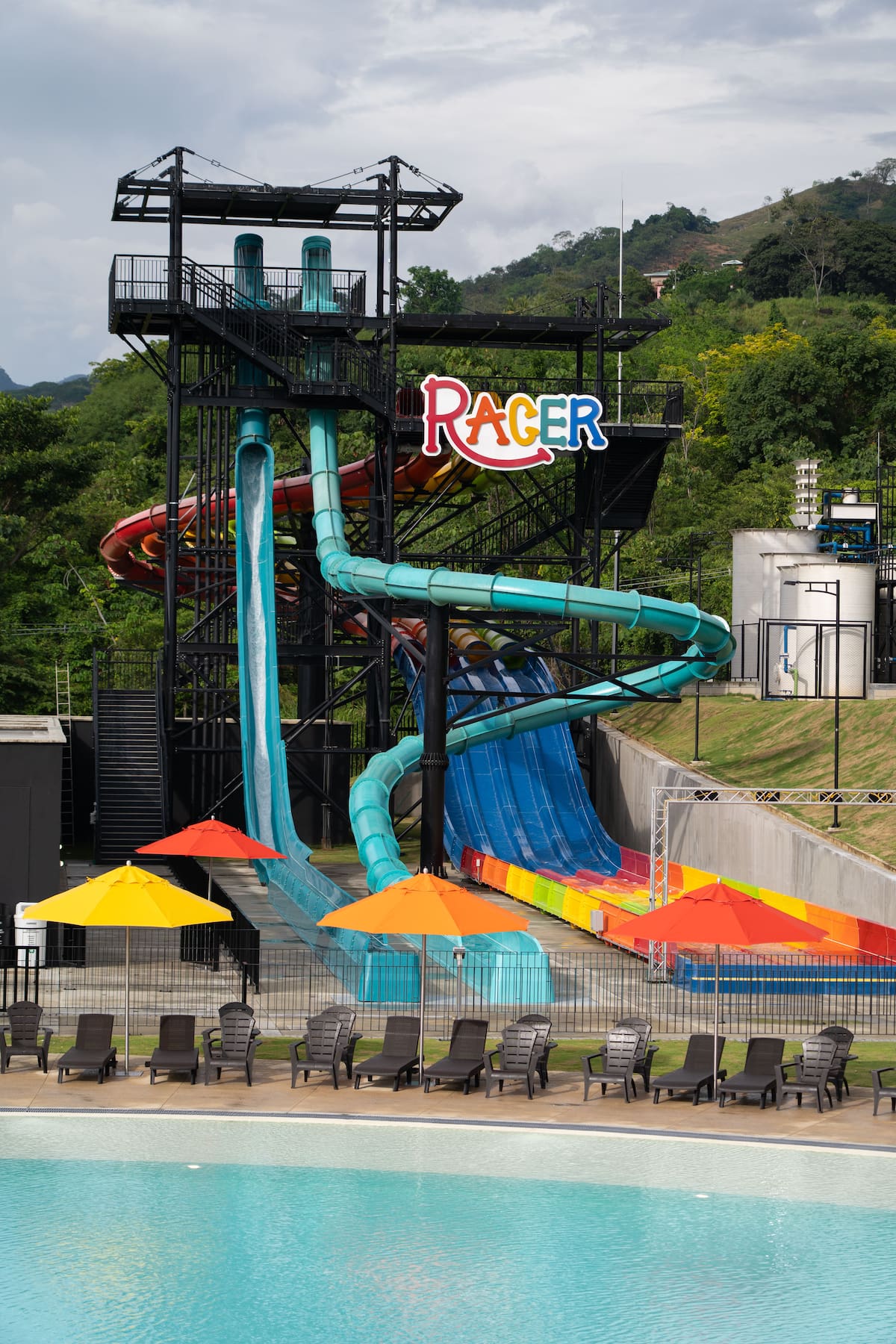 Atracciones del Parque Acuático Los Trinitarios, ubicado en Betulia, con vista al Embalse de Topocoro, Santander (Juan Pablo Borrero / VANGUARDIA)