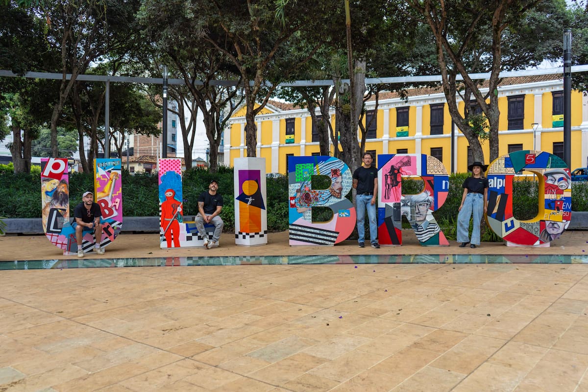 Las bellas letras de la palabra Ulibro se exhibieron ayer en el emblemático Parque Centenario de Bucaramanga. (Foto; Marco Valencia / VANGUARDIA)