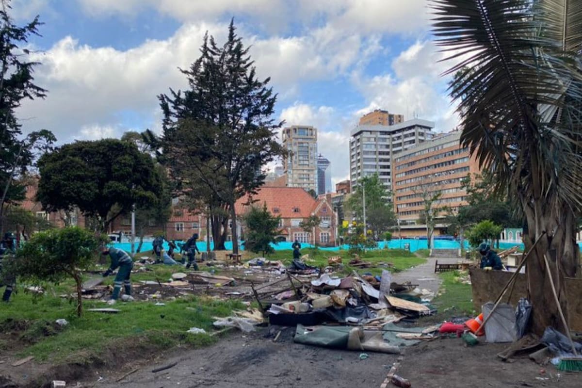 La comunidad indígena Emberá se retiran del Parque Nacional de Bogotá, dejando a su paso basuras, desorden, vegetación afectada. Tomada de X //