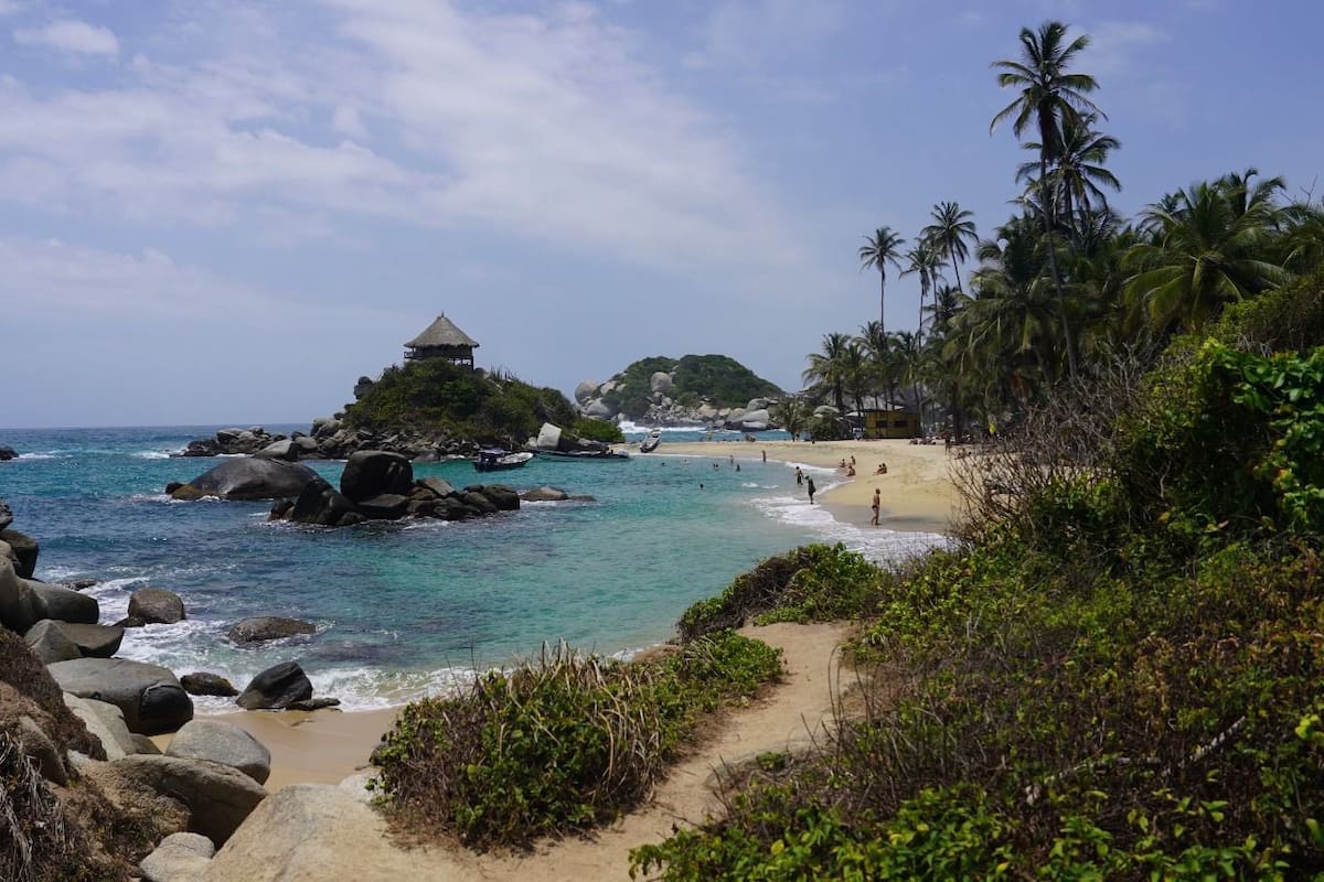 Reabre el Parque Nacional Natural Tayrona tras superar crisis de seguridad.}
Foto: MinComercio.