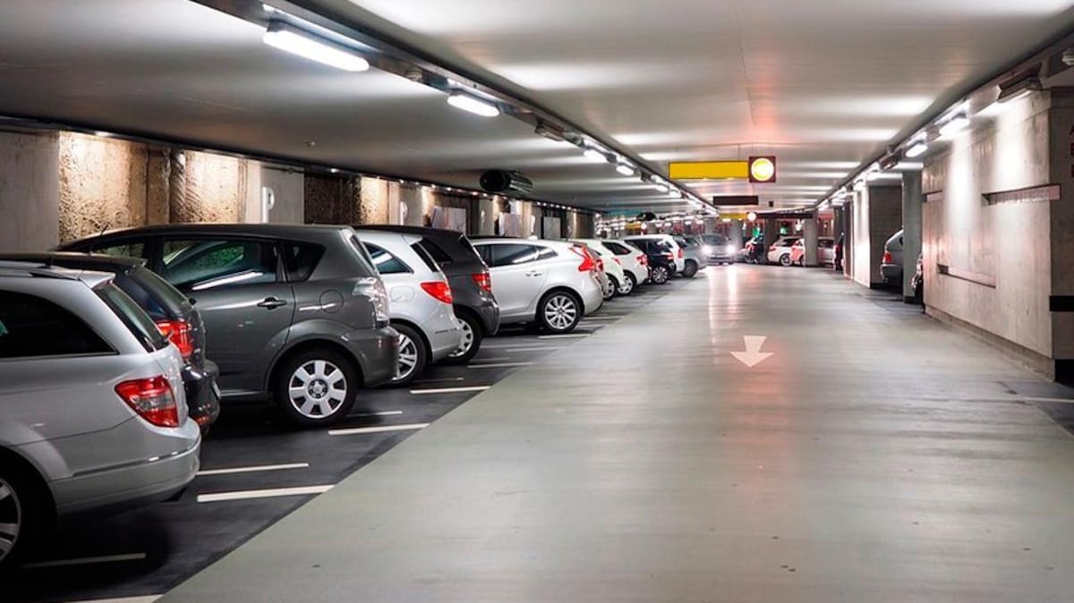 Aunque suele detectarse en parqueaderos, esta modalidad también puede presentarse en otros espacios públicos donde los delincuentes aprovechan la distracción de las víctimas. Imagen de referencia.