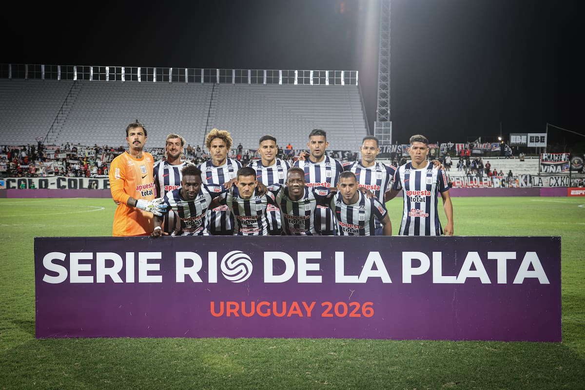 AME6570. MONTEVIDEO (URUGUAY), 18/01/2026.- Jugadores de Alianza Lima posan este domingo, en un partido amistoso entre Colo Colo y Alianza Lima en el estadio Alfredo Víctor Viera en Montevideo (Uruguay). EFE/ Gaston Britos