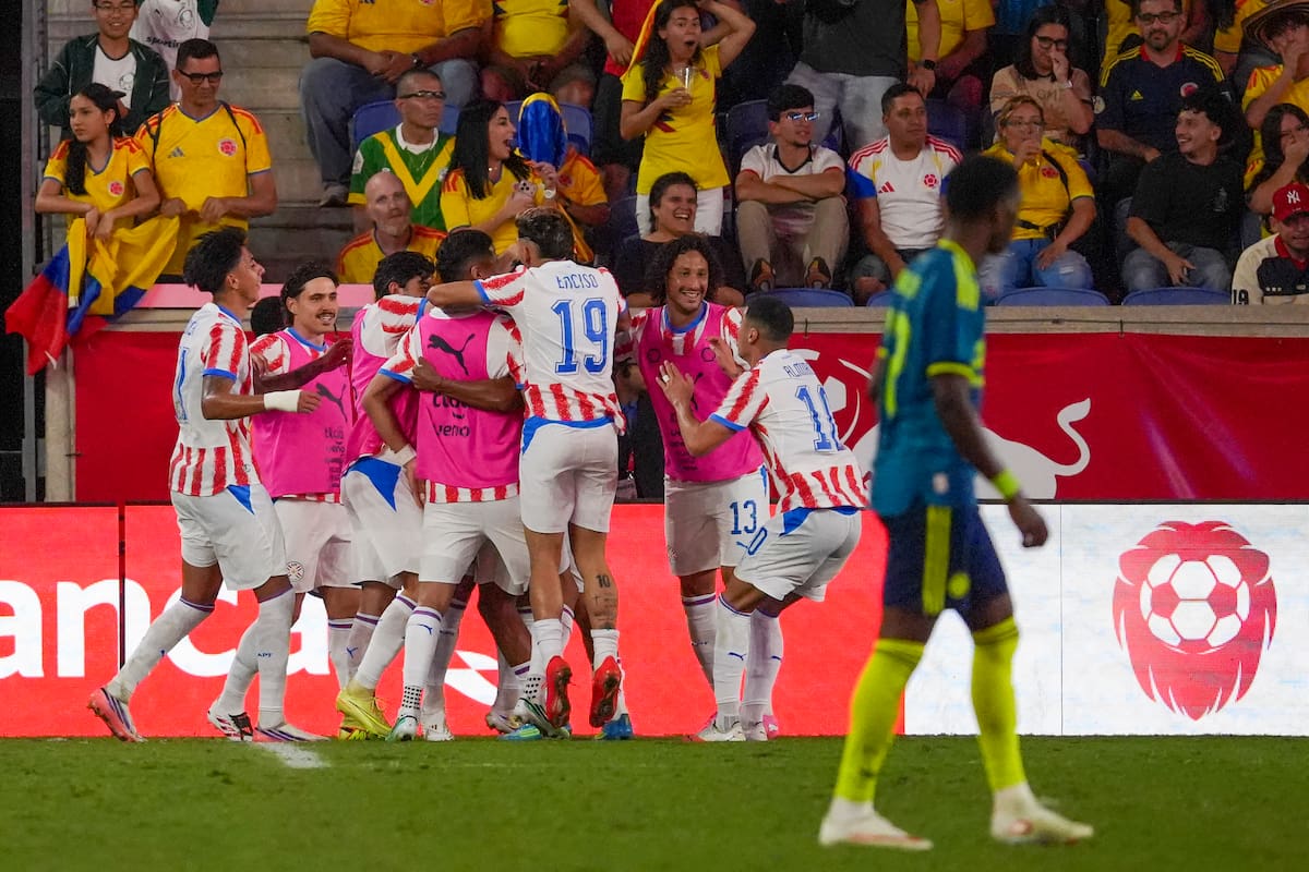 AMDEP3445. NUEVA JERSEY (ESTADOS UNIDOS), 02/10/2026.- Jugadores de Paraguay celebran un gol de Hugo Benítez este viernes, en un partido amistoso entre las selecciones de Colombia y Paraguay en el estadio Sports Illustrated en Nueva Jersey (Estados Unidos). EFE/ Ángel Colmenares