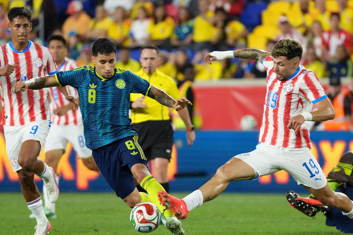 AMDEP3445. NUEVA JERSEY (ESTADOS UNIDOS), 02/10/2026.- Gustavo Puerta (i) de Colombia disputa un balón con Julio Enciso de Paraguay este viernes, en un partido amistoso entre las selecciones de Colombia y Paraguay en el estadio Sports Illustrated en Nueva Jersey (Estados Unidos). EFE/ Ángel Colmenares