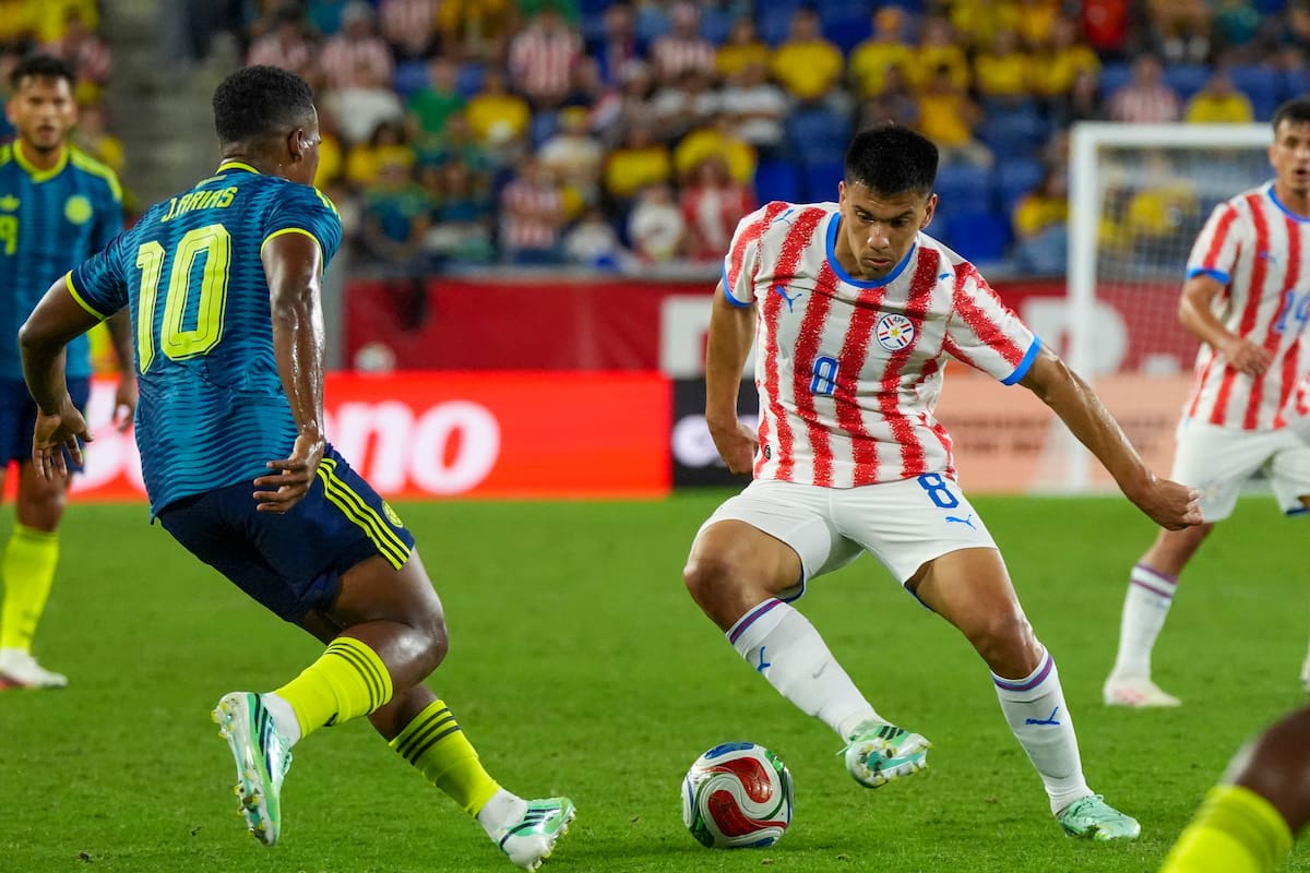 AMDEP3445. NUEVA JERSEY (ESTADOS UNIDOS), 02/10/2026.- Jhon Arias (i) de Colombia disputa un balón con Diego Gómez este viernes, en un partido amistoso entre las selecciones de Colombia y Paraguay en el estadio Sports Illustrated en Nueva Jersey (Estados Unidos). EFE/ Ángel Colmenares