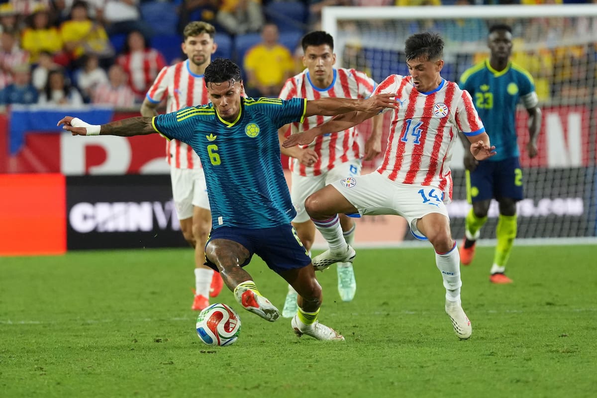 AMDEP3445. NUEVA JERSEY (ESTADOS UNIDOS), 02/10/2026.- Richard Ríos (i) de Colombia disputa un balón con Andrés Cubas de Paraguay este viernes, en un partido amistoso entre las selecciones de Colombia y Paraguay en el estadio Sports Illustrated en Nueva Jersey (Estados Unidos). EFE/ Ángel Colmenares