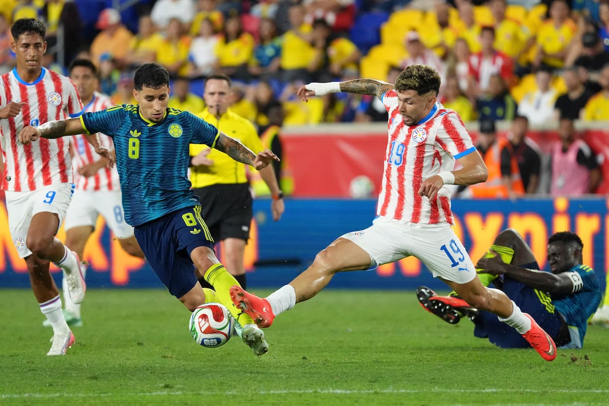 AMDEP3445. NUEVA JERSEY (ESTADOS UNIDOS), 02/10/2026.- Gustavo Puerta (i) de Colombia disputa un balón con Julio Enciso de Paraguay este viernes, en un partido amistoso entre las selecciones de Colombia y Paraguay en el estadio Sports Illustrated en Nueva Jersey (Estados Unidos). EFE/ Ángel Colmenares