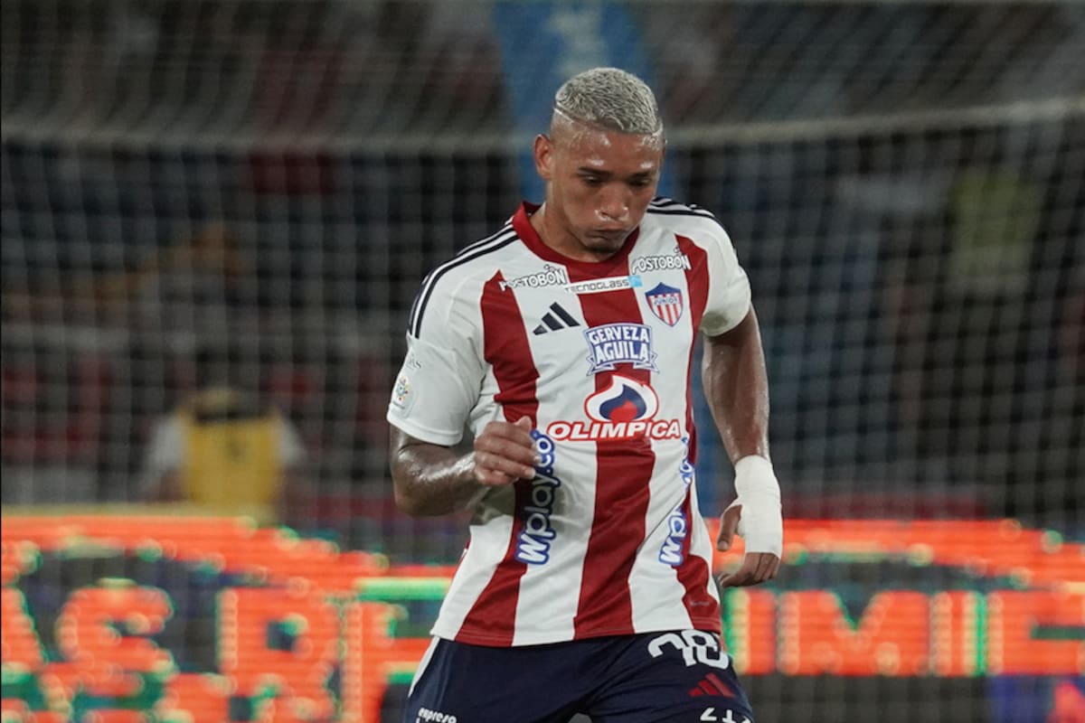 Jermein Peña, defensa de Junior, de Barranquilla, en una acción del juego ante América de Cali disputado este jueves en el estadio Roberto Meléndez.//Cortesía @JuniorClubSA.