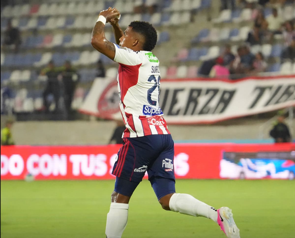 Yeison Suárez, lateral izquierdo de Junior de Barranquilla, celebra el gol anotado contra Jaguares de Córdoba, en partido por la novena fecha de la Liga BetPlay Dimayor disputado en el estadio Romelio Martínez.// @JuniorClubSA.