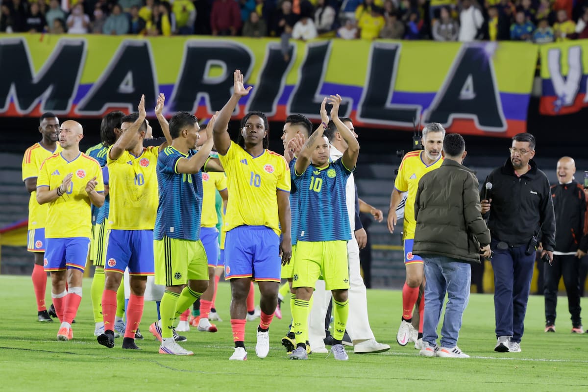 AME1133. BOGOTÁ (COLOMBIA), 21/08/2026.- Jugadores saludan al finalizar el partido solidario Levantemos a Colombia, para ayudar a los damnificados por el terremoto del 10 de agosto, este viernes en el estadio El Campín en Bogotá (Colombia). EFE/ Carlos Ortega