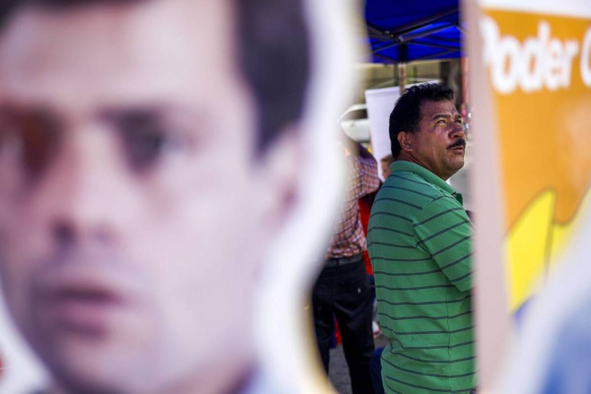 Ciudadanos se acercaron a los puestos de recolección de firmas del partido Voluntad Popular, de Leopoldo López, en Caracas. (Foto: EFE/VANGUARDIA LIBERAL)