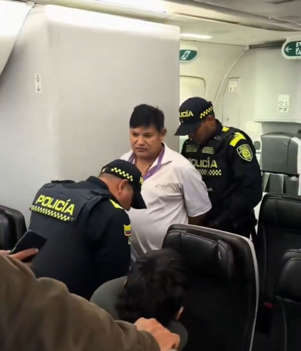 El pasajero señalado de actos obscenos fue sacado por la Policía.
Foto: captura de video.