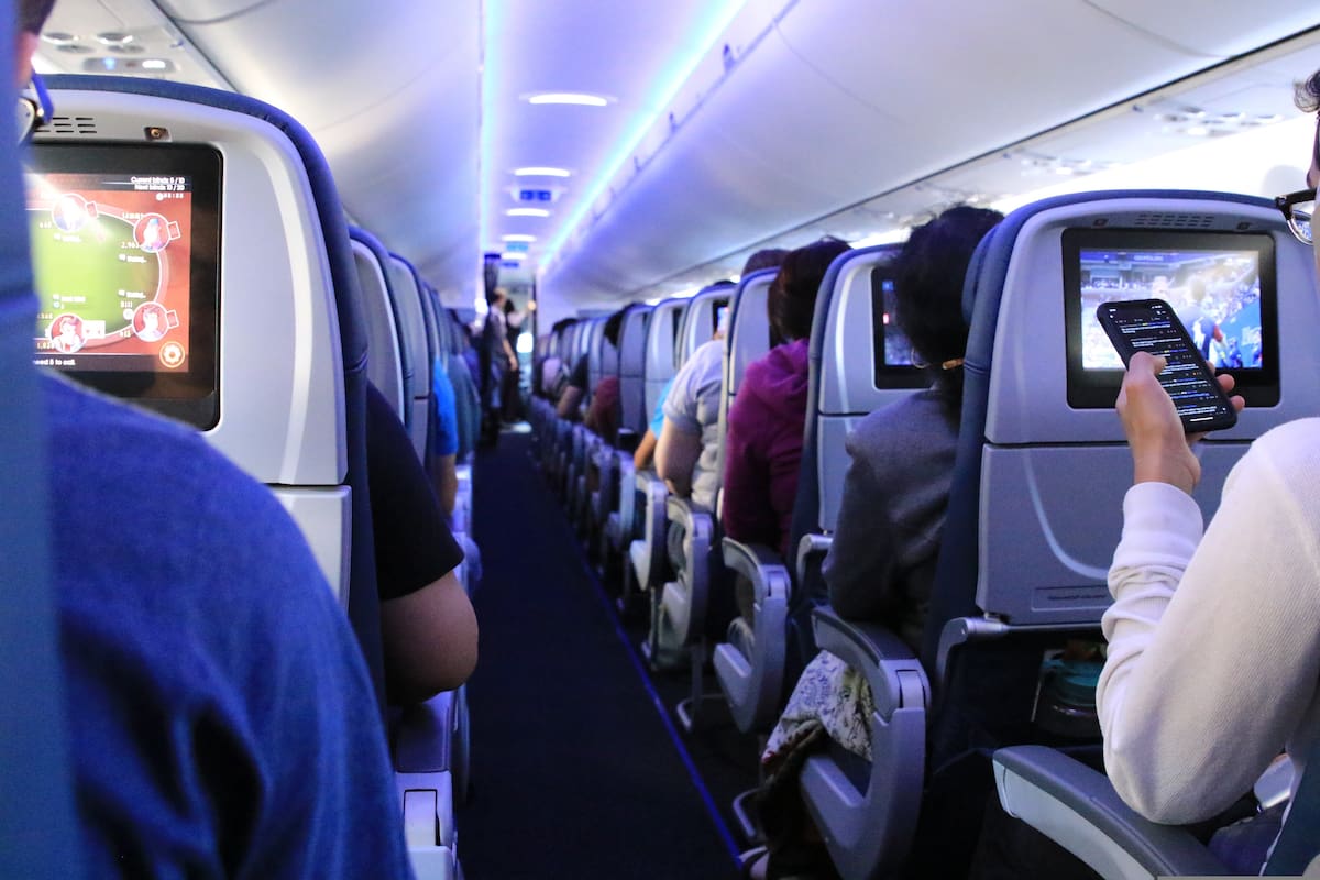 Dos pasajeros fueron detenidos luego de ser denunciados por presuntamente mantener relaciones sexuales dentro del avión mientras viajaban en clase ejecutiva.
