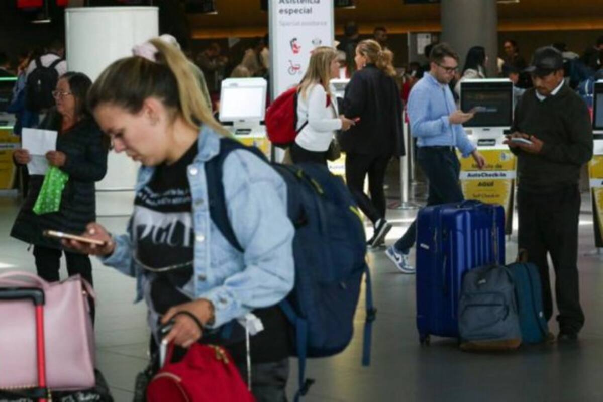 MinTransporte pide a aerolíneas fijar topes a precios de tiquetes en Colombia.