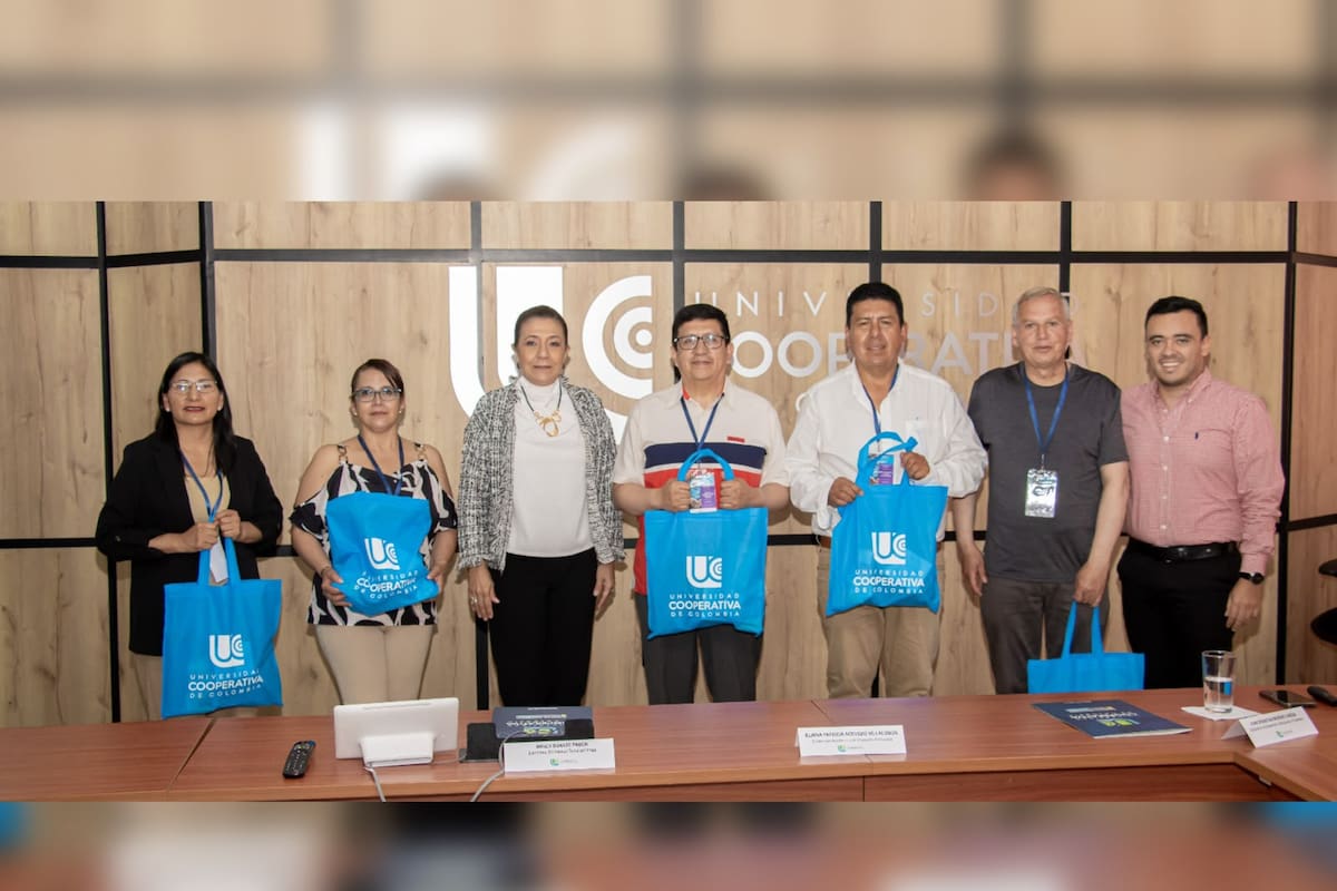 Fabiola Soledad Cando GuanoIuisa, Tania Libertad Vizcaíno Cárdenas; ingeniera Nancy Duarte Pabón, directora de UCC Campus Bucaramanga, Carlos Washington Mantilla Parra, Luis Gonzalo López Rodríguez, Telmo Edwin Vaca Cerda; ingeniero Juan Sebastián Moreno Cabeza, subdirector de Desarrollo Institucional y Financiero de UCC Campus Bucaramanga. Suministrada / VANGUARDIA