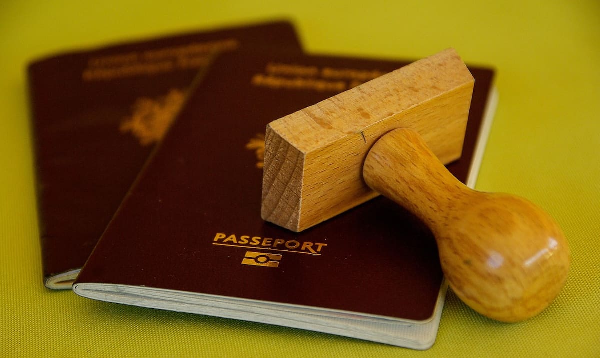Estados Unidos prohíbe automáticamente renovar el pasaporte a todas las personas que dejaron pasar este momento.