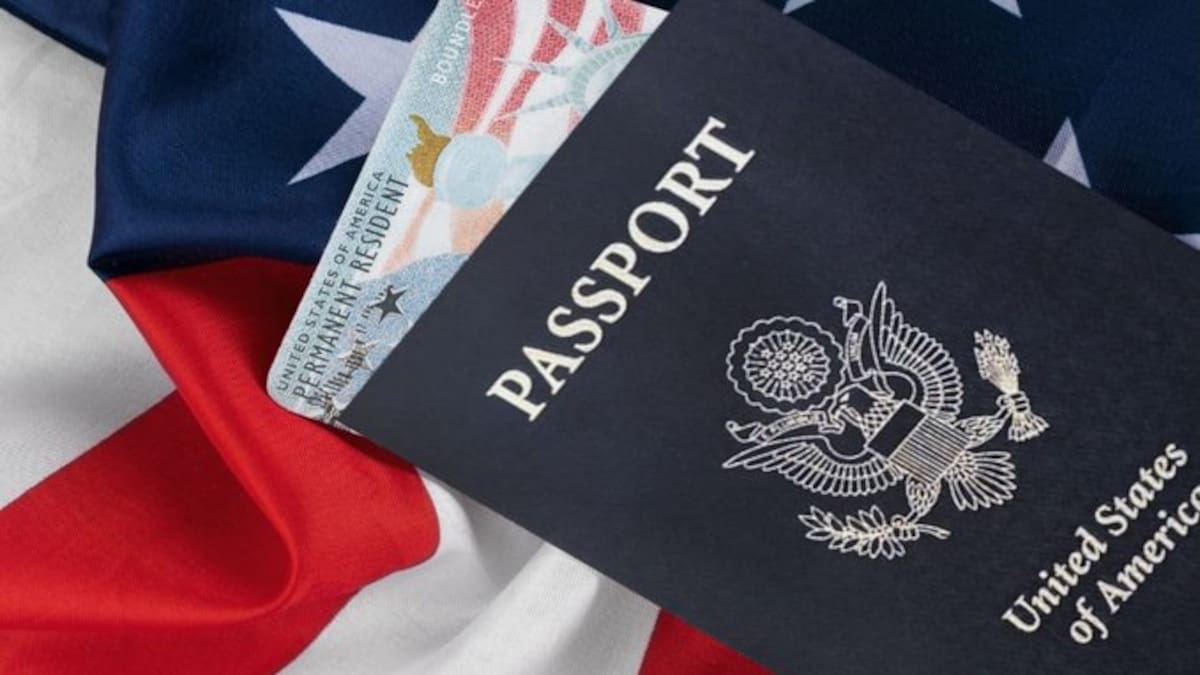 Los pasaportes estadounidenses actuales muestran varias escenas de la historia del país, como el alunizaje, junto con lugares o monumentos históricos como la Estatua de la Libertad.