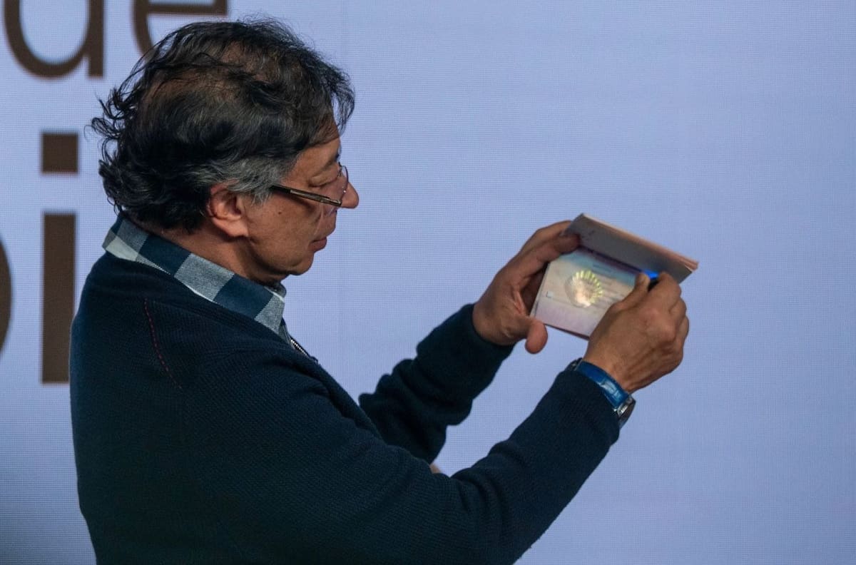 El presidente Gustavo Petro presentó el nuevo pasaporte colombiano, que comenzará a expedirse desde abril de 2026 con producción estatal y tecnología avanzada de seguridad.
Foto tomada de : X @infopresidencia