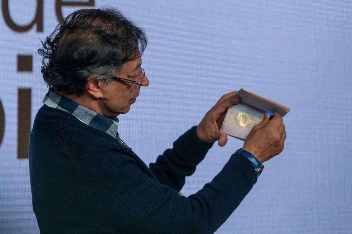El presidente Gustavo Petro presentó el nuevo pasaporte colombiano, que comenzará a expedirse desde abril de 2026 con producción estatal y tecnología avanzada de seguridad.
Foto tomada de : X @infopresidencia