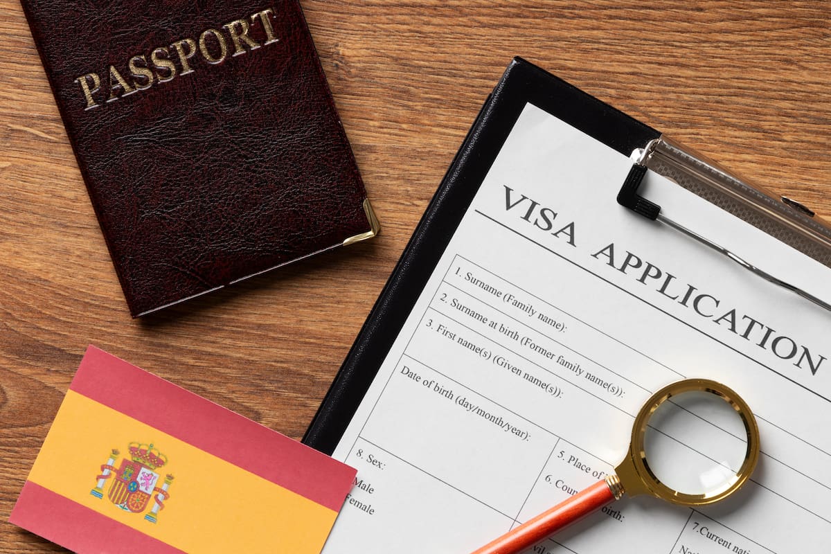 El Gobierno español busca regularizar a miles de personas que se encuentran en situación irregular, pero plantea mayores problemas a quienes piden asilo.