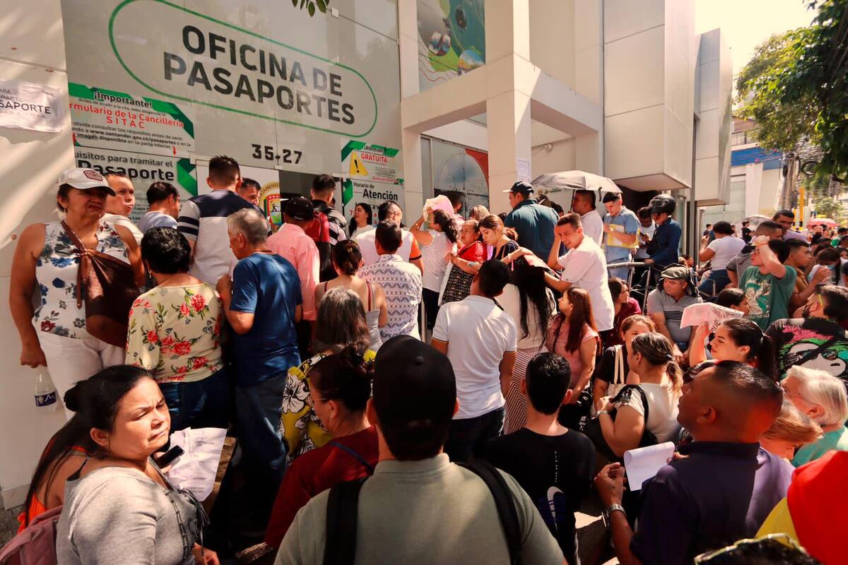 Tremendo represamiento el que se evidencia en estos momentos en Bucaramanga en la Oficina de Pasaportes, situada en la Calle 52 # 35-27, de Cabecera del Llano. (Foto: Diego Calderón / VANGUARDIA)