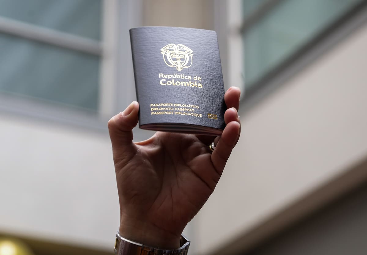 En el centro del caso está una decisión que frenó un contrato clave para la expedición de pasaportes en Colombia.