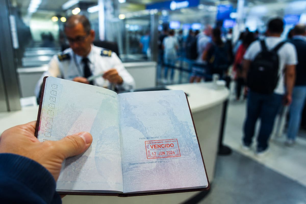 Un simple descuido con la fecha de vencimiento del pasaporte puede convertirse en un obstáculo para abordar un vuelo o cruzar una frontera internacional. Foto IA.