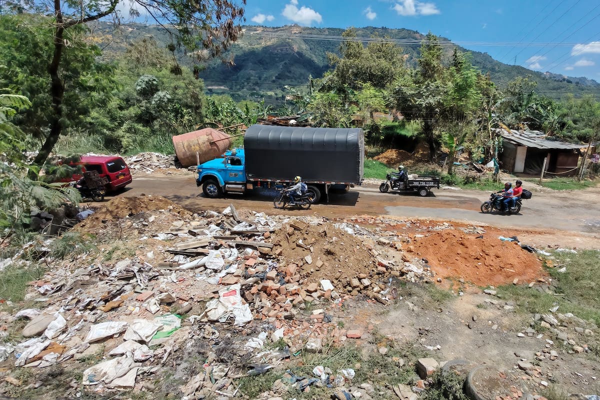 El deslizamiento de Paso Malo, en la vía Palenque a Café Madrid, sigue activo y ya causa grietas en las viviendas de Villas de San Ignacio, en el norte de Bucaramanga. Foto: Marco Valencia/Vanguardia